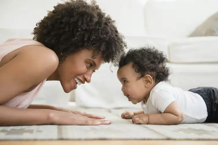 چرا برخی از نوزادان دیرتر از دیگران شروع به سینه خیز رفتن می‌کنند؟
