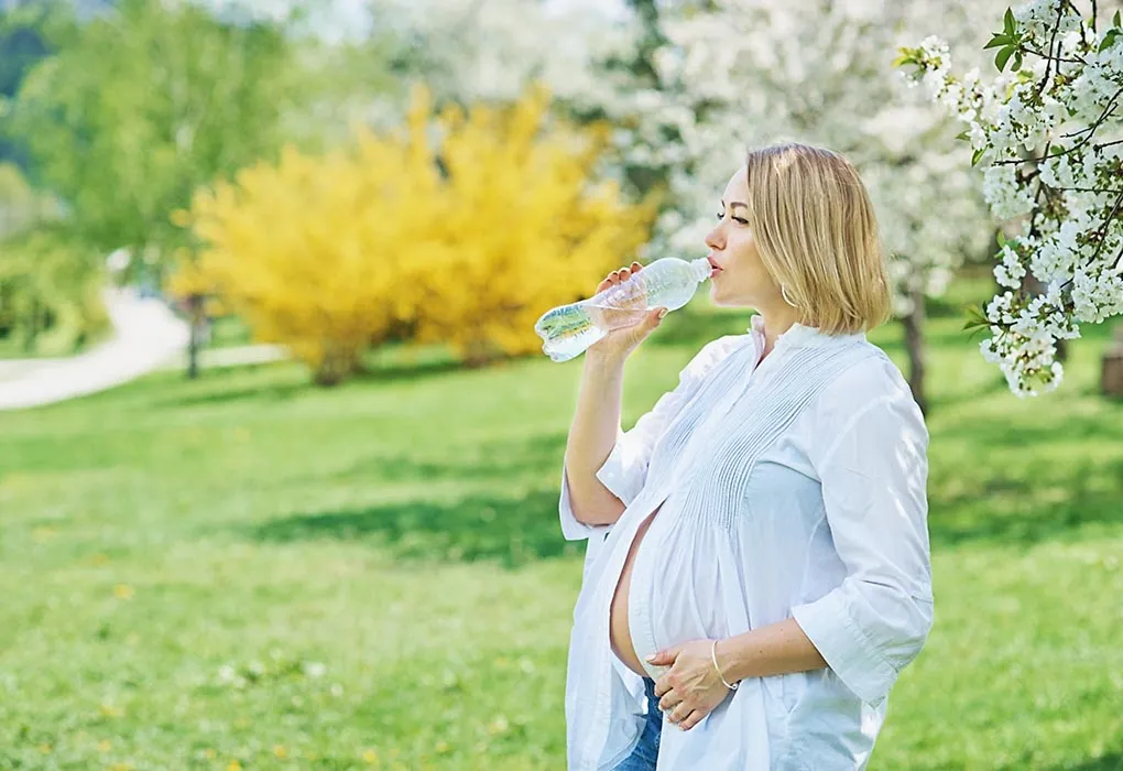 بانوان باردار به چه میزان مصرف آب نیاز دارند؟
