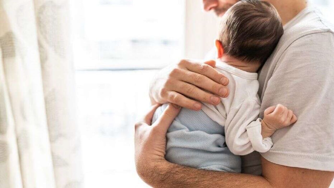 نیاز کودک به در آغوش کشیده شدن تا چه سنی طبیعی است؟