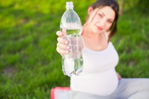 مزیت نوشیدن آب در بارداری