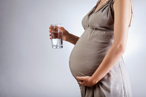 بهترین زمان نوشیدن آب در دوران بارداری