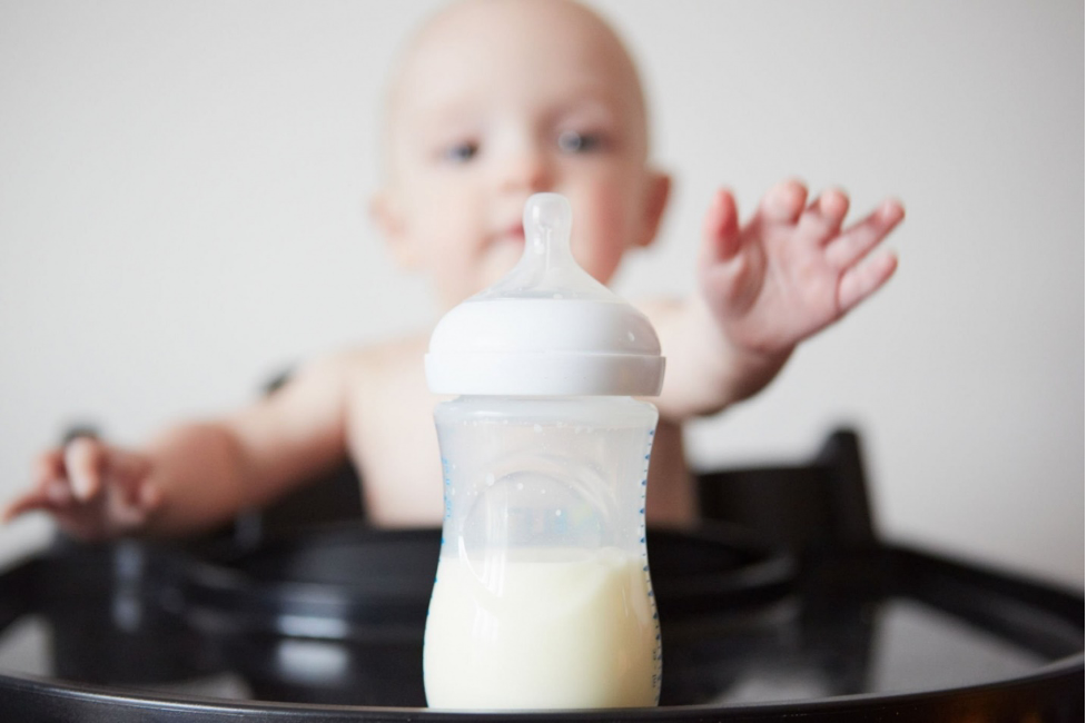 مخلوط کردن شیر خشک و شیر مادر مناسب است؟