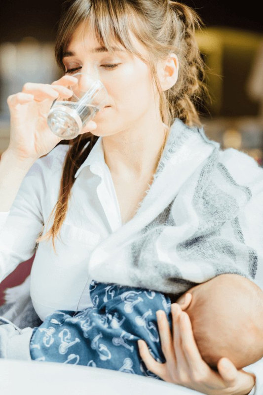 نوشیدن آب برای مادر شیرده – مصرف آب در شیردهی
