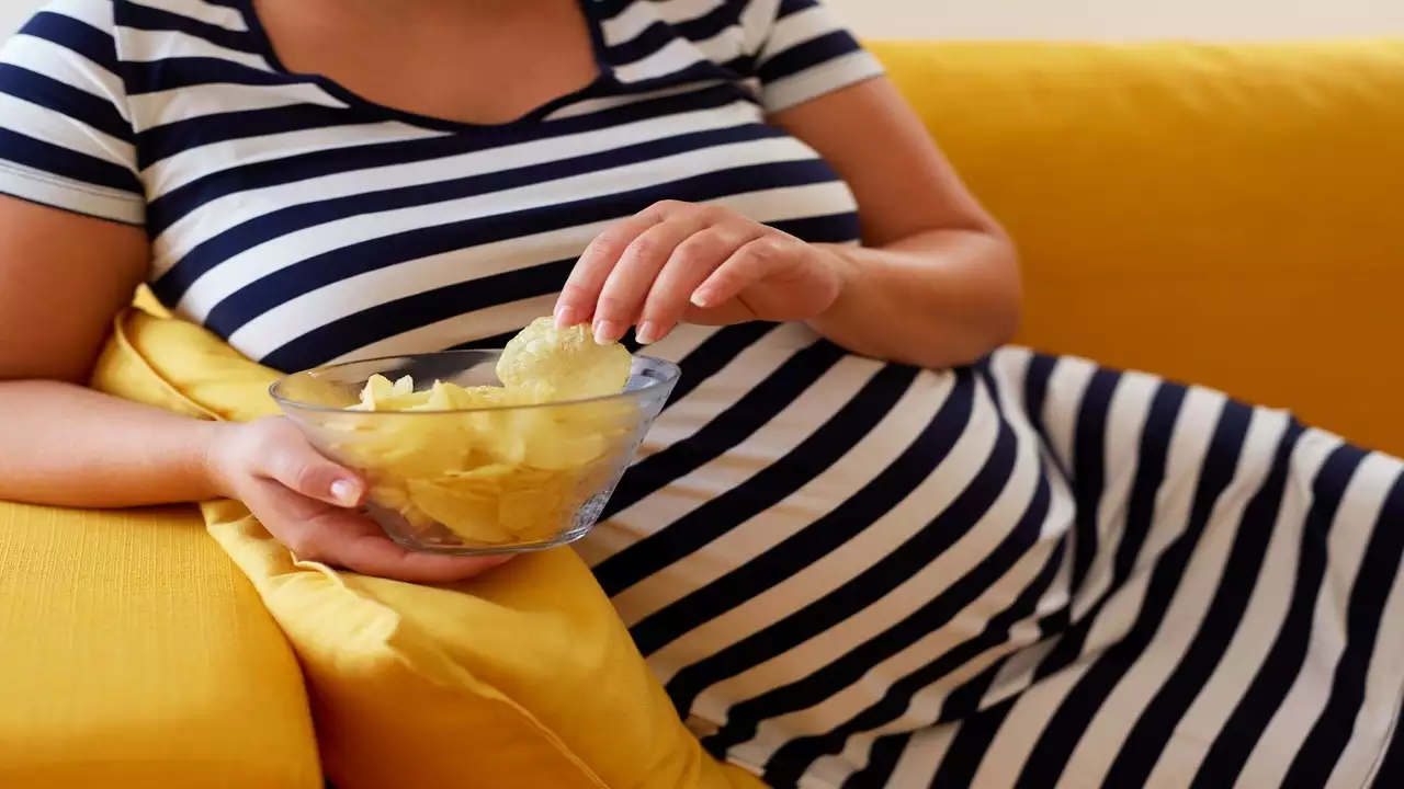 غذاهایی زیان‌آور و ممنوع در دوران بارداری