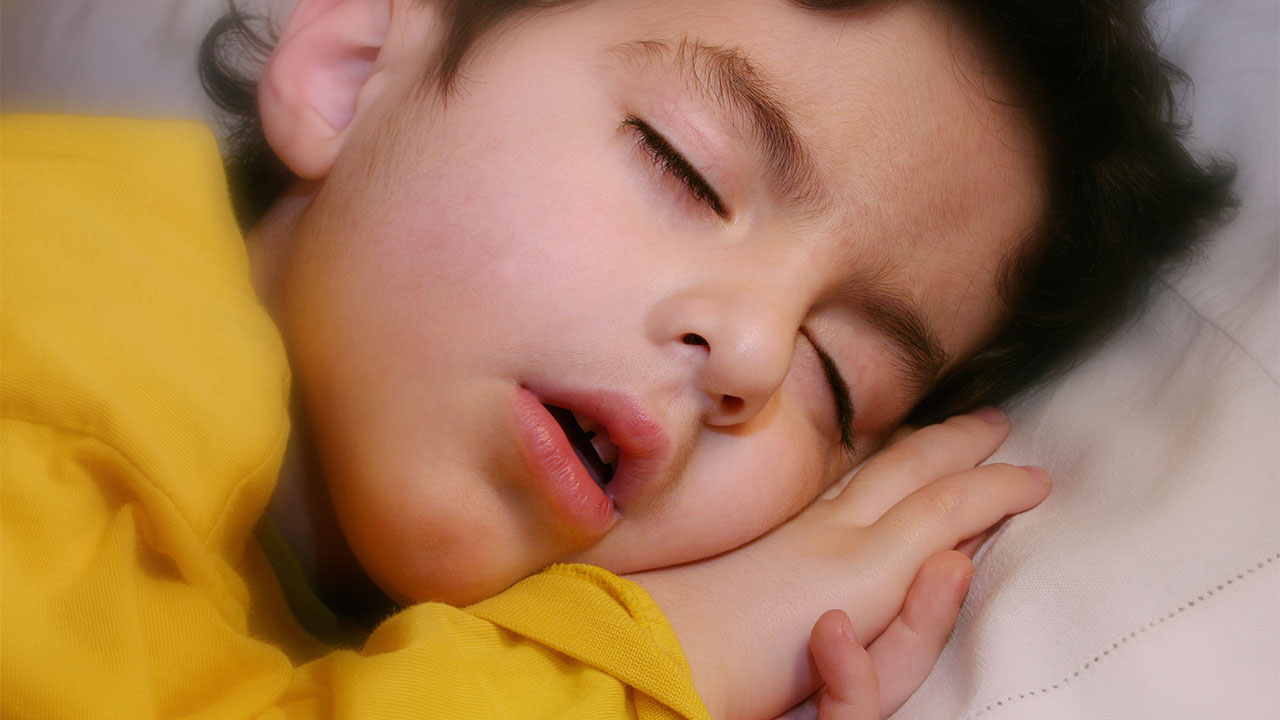علل خوابیدن با چشم باز در کودکان