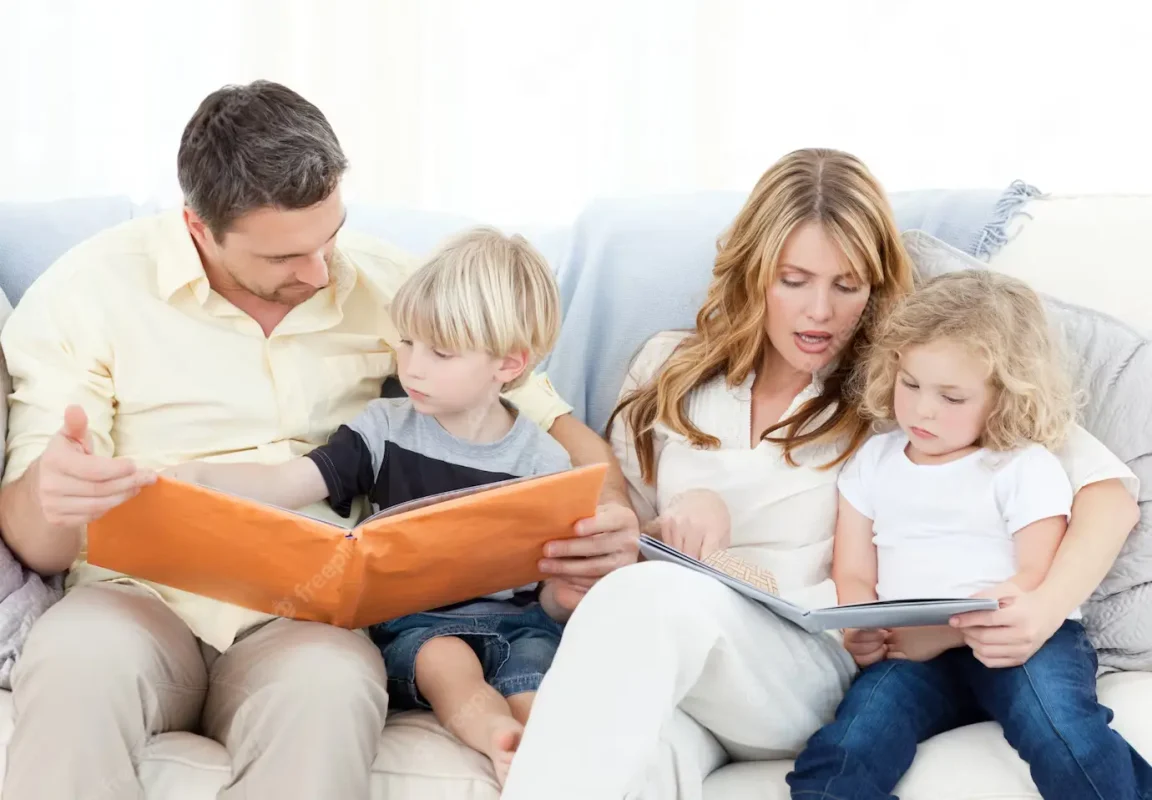 زمانی را پیدا کنید که تمام اعضای خانواده می‌توانند گرد هم آیند و کتاب بخوانند. 