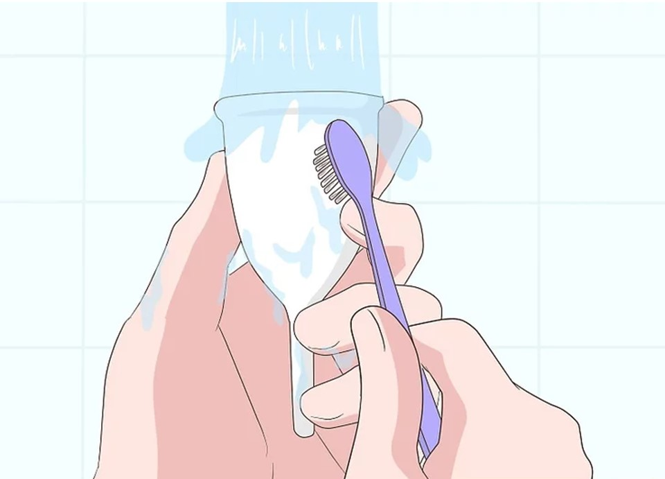 فنجان قاعدگی خود را با یک مسواک یا فرچه نرم بشویید