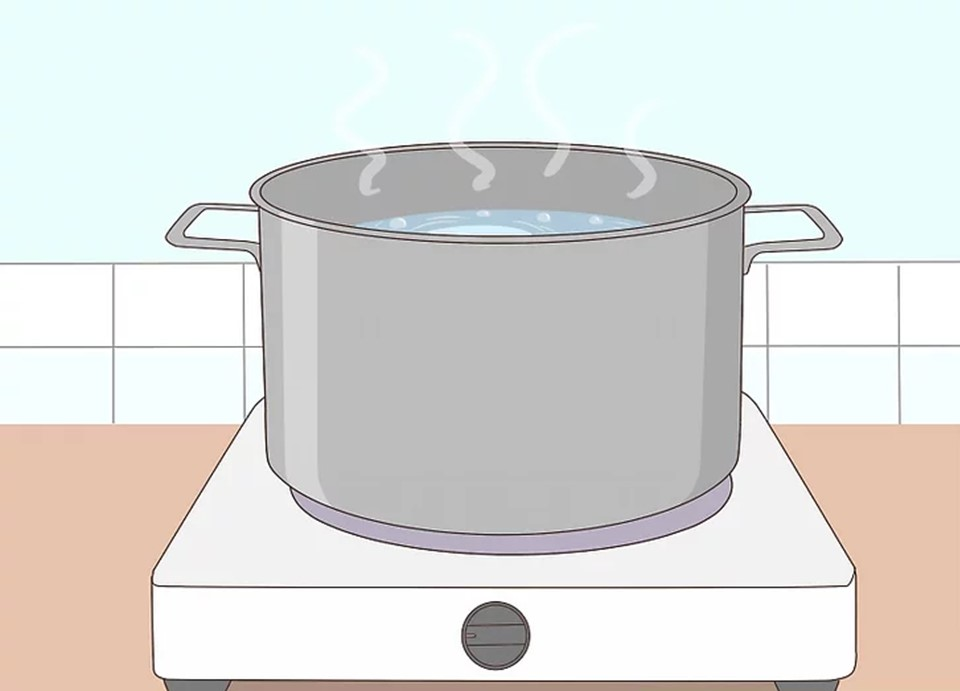 آب را روی حرارت متوسط رو به بالا گرم کنید تا بجوشد.