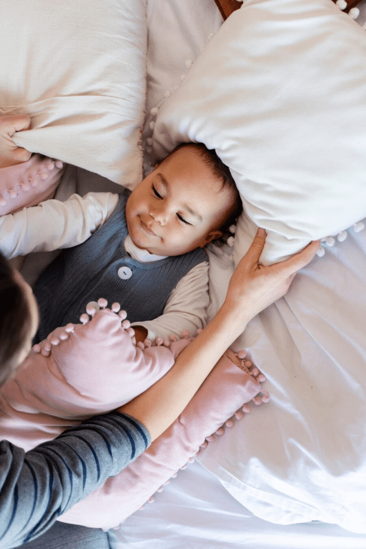 خواباندن کودک در تخت والدین