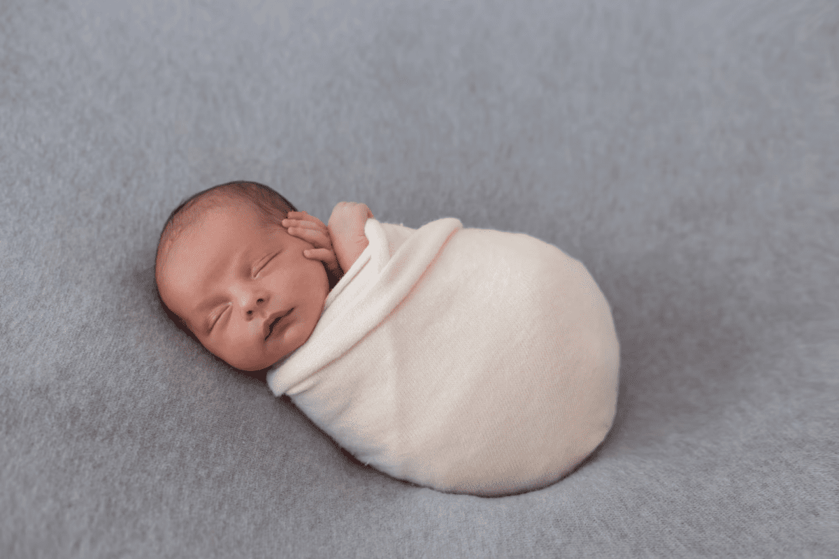 ارتباط بین قنداق کردن و خواب نوزادان