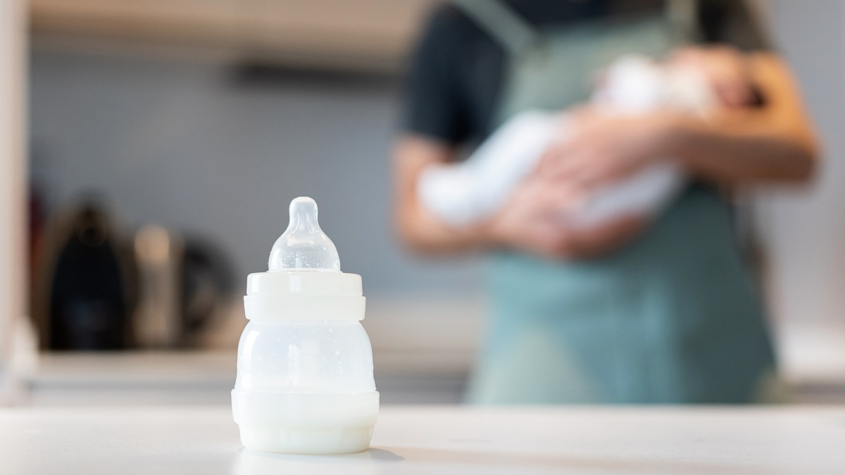 عادت دادن نوزاد به شیر خشک