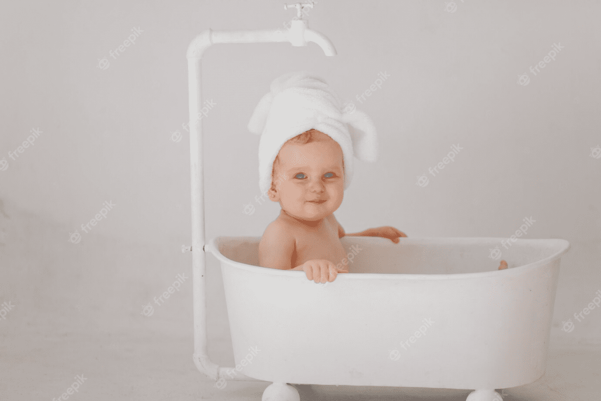 نحوه استفاده از وان و صندلی حمام، کلاه حمام و اسباب بازی‌های حمام برای کودکان