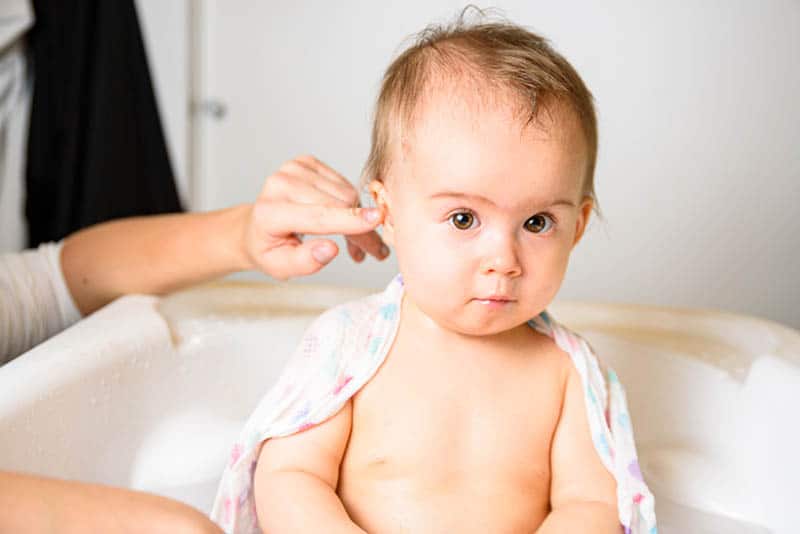 جلوگیری از رفتن آب به گوش نوزاد