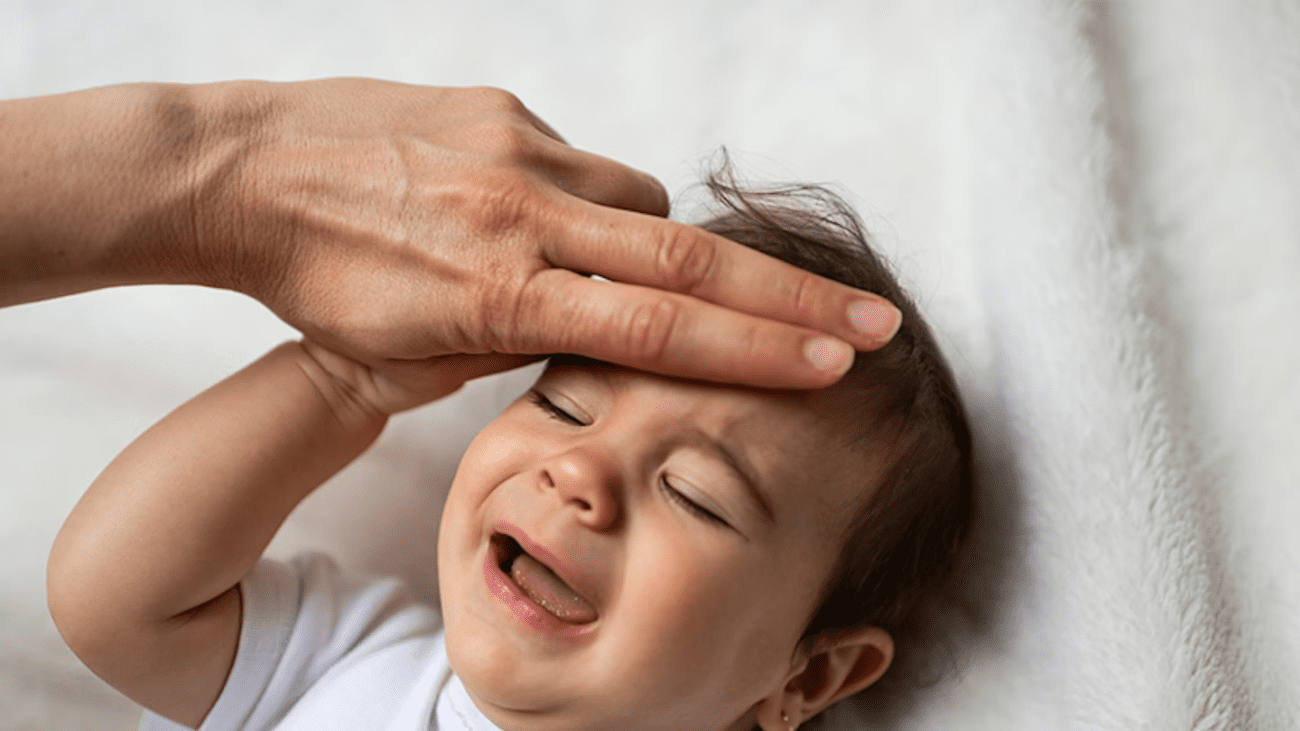 آیا نوزادان هنگام دندان درآوردن تب می‌کنند؟