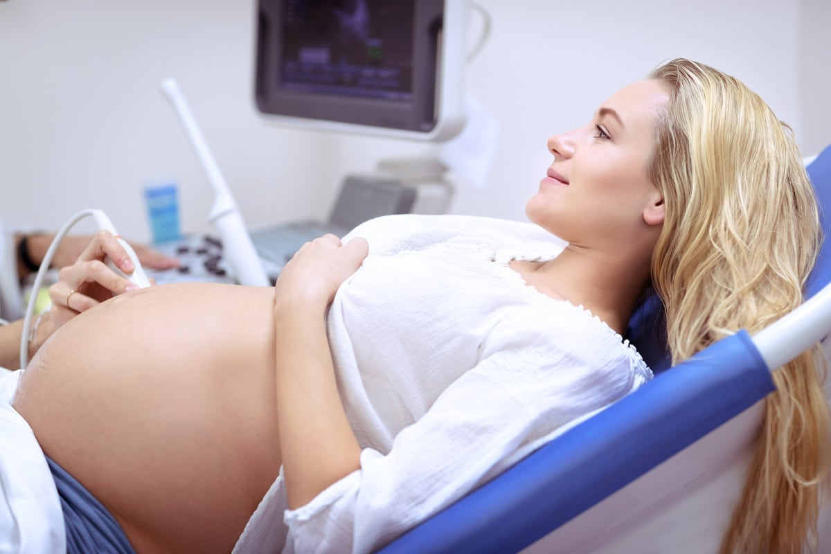 معاینه شکم در بارداری چیست و اهمیت و لزوم انجام آن