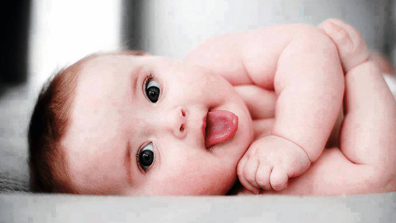 دلایلی برای این که نوزاد شما زبانش را بیرون می‌آورد