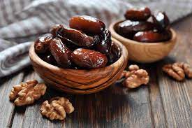 آیا خرما میتواند باعث القای زایمان شود؟